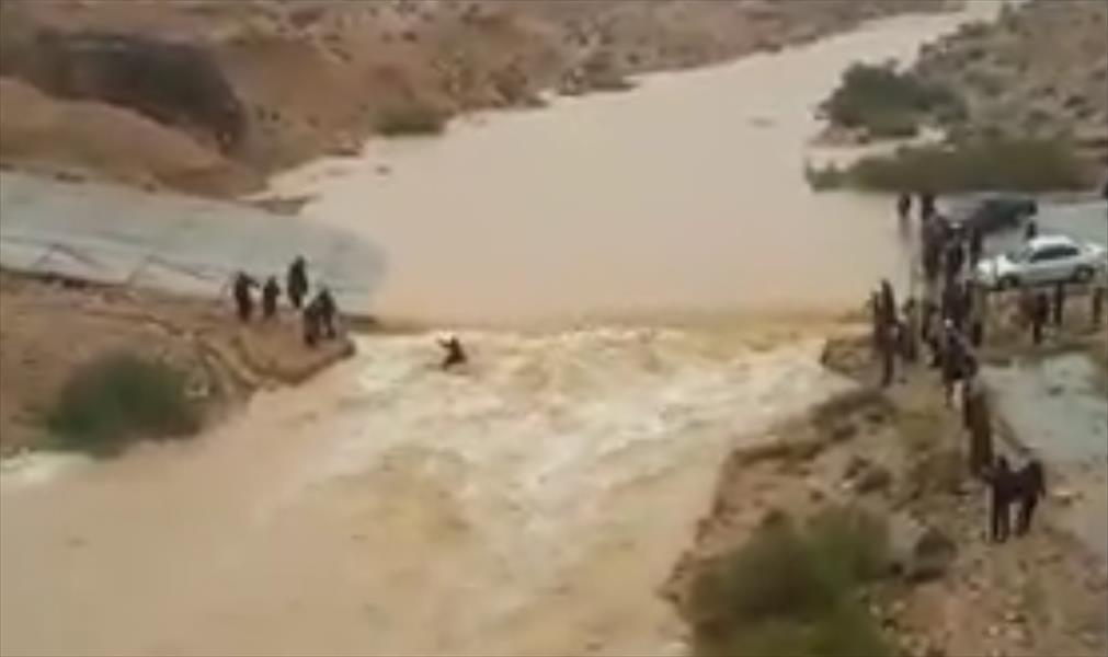 بالفيديو: مواطنون ينقذون رجلاً من الغرق جراء أحد السيول قرب جبل نفوسة