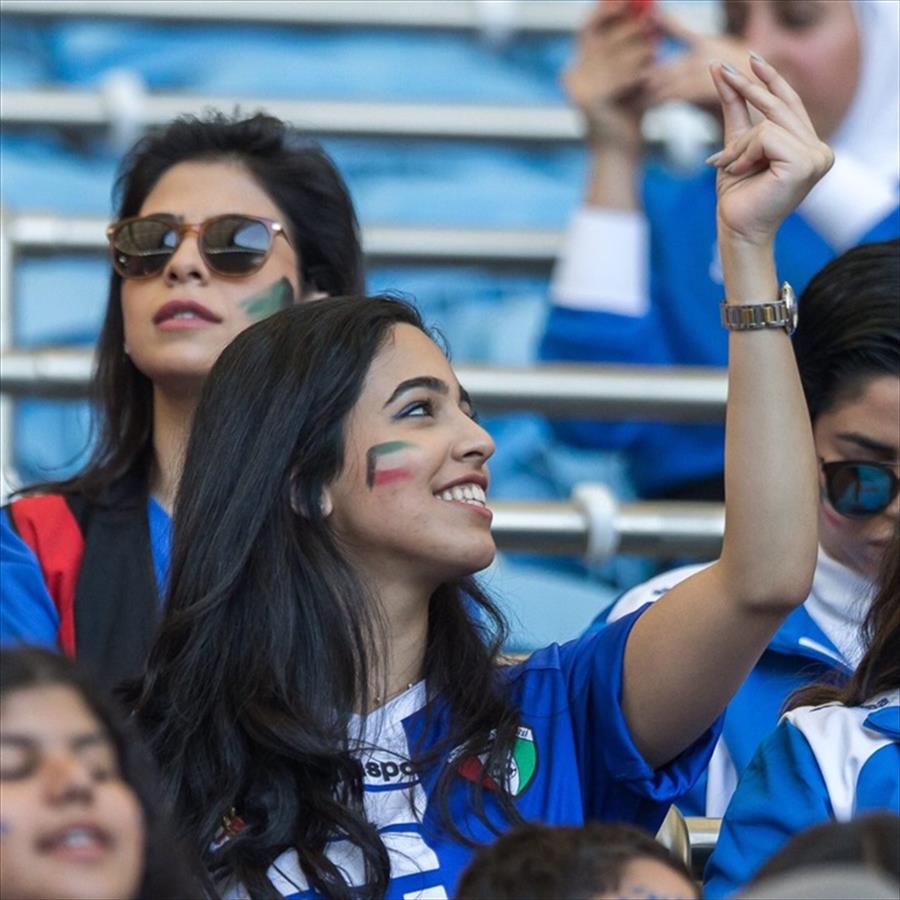 بالصور: مشجعات المنتخب الكويتي يخطفن الأنظار في افتتاح كأس الخليج