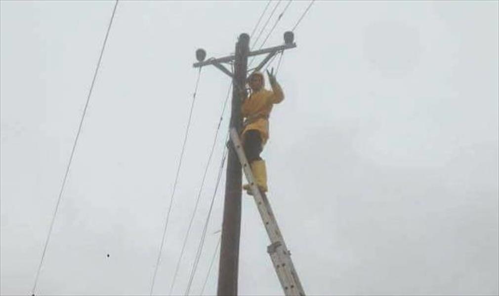 بالصور: إصلاحات «الكهرباء» لا تعرف إجازة الطقس السيئ