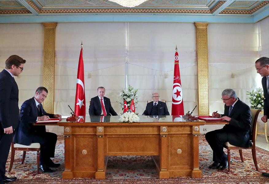 إردوغان والسبسي يوقعان اتفاقات تجارية ودفاعية في تونس