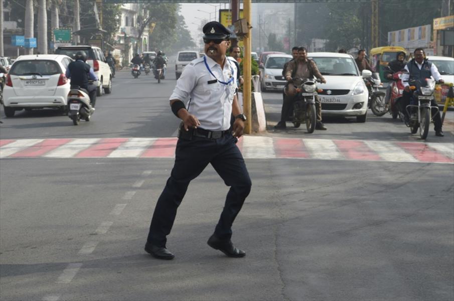 شرطي هندي يلفت الانتباه برقصة مايكل جاكسون