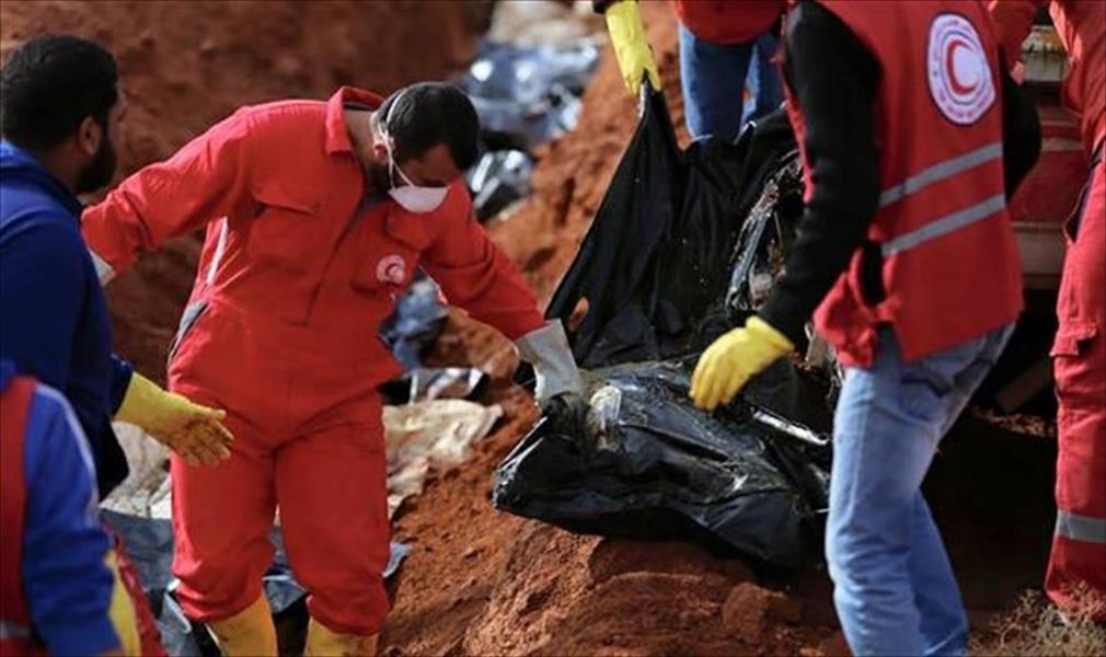 «الهلال الأحمر»: دفن 36 جثة مجهولة بمقبرة الهواري في بنغازي