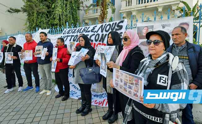 عائلات 40 مهاجرًا تونسيًا مفقودًا يتظاهرون للمطالبة بمحاسبة المسؤولين