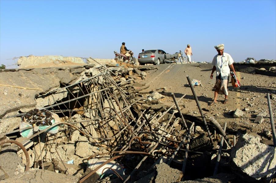 مقتل 50 مدنيًا وحوثيًا بغارات للتحالف العربي غرب اليمن