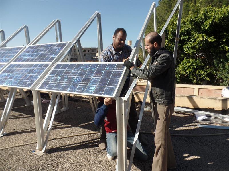 بالصور: تركيب محطتي طاقة شمسية في مستشفى جنزور