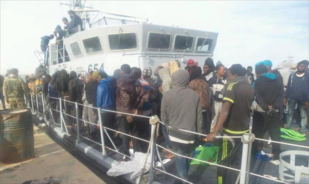إنقاذ 200 مهاجر قبالة ساحل القره بوللي ووصولهم إلى قاعدة طرابلس البحرية