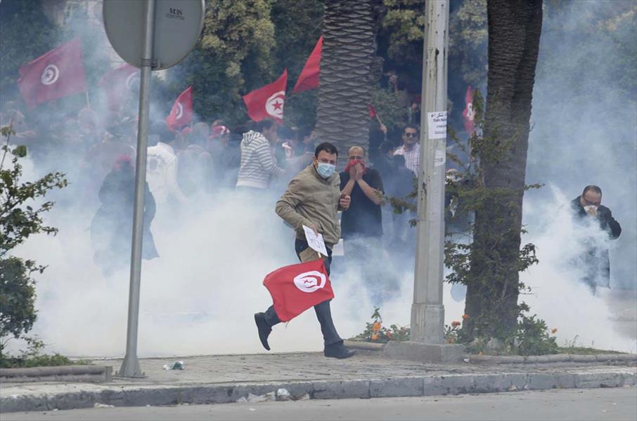 الشرطة تفرق محتجين ضد الغلاء في تونس