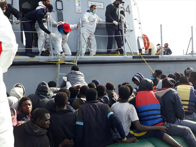 بالصور: حرس السواحل الليبي ينقذ 279 مهاجرًا قبالة شواطئ الخمس والزاوية