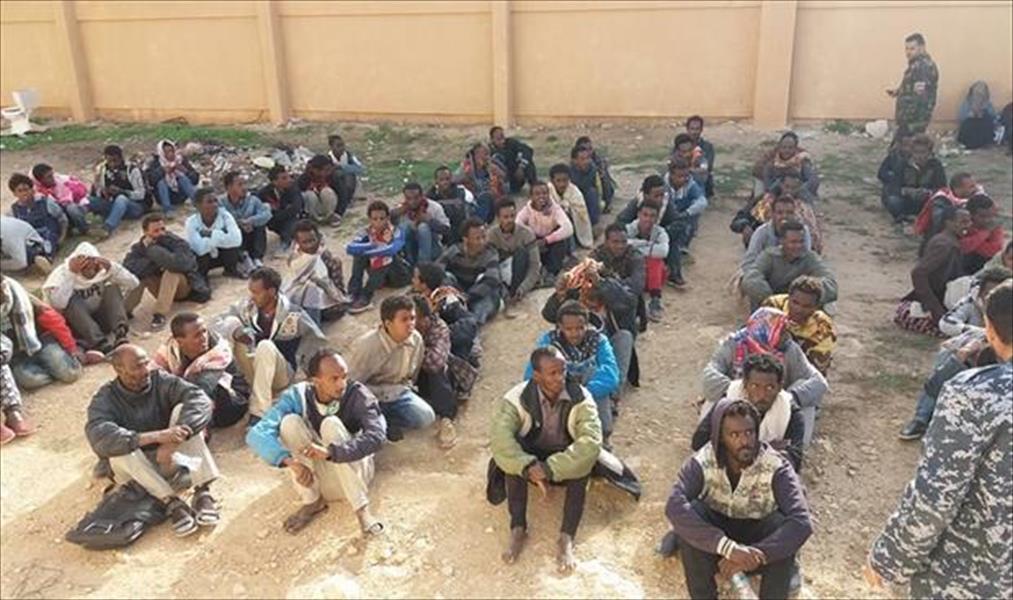 ضبط 81 مهاجرًا في ضواحي أجدابيا وتسليمهم إلى مركز إيواء قنفودة في بنغازي