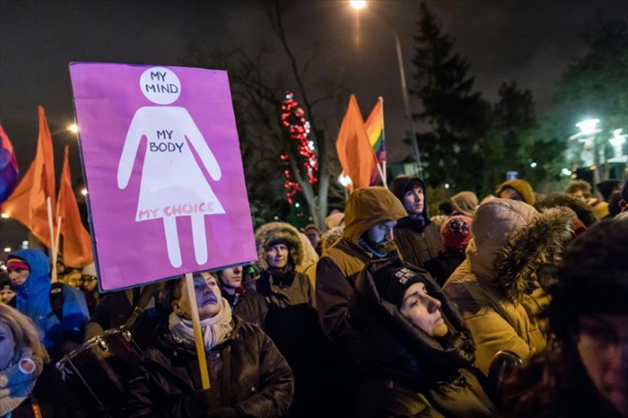 بولنديات يتظاهرن تنديدًا باحتمال تشديد قانون الإجهاض