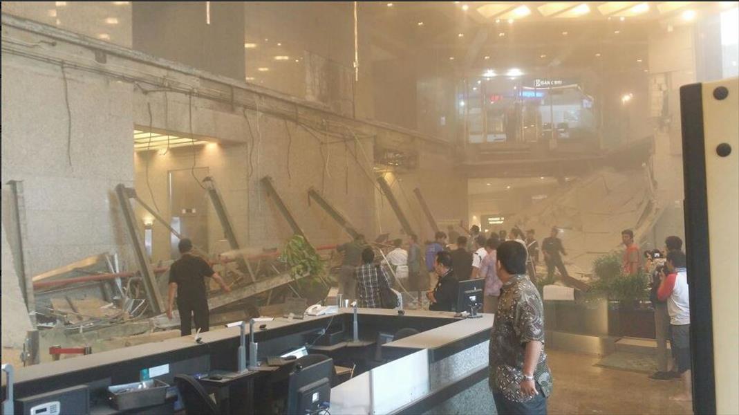 انهيار طابق بمبنى بورصة إندونيسيا يوقع عشرات المصابين