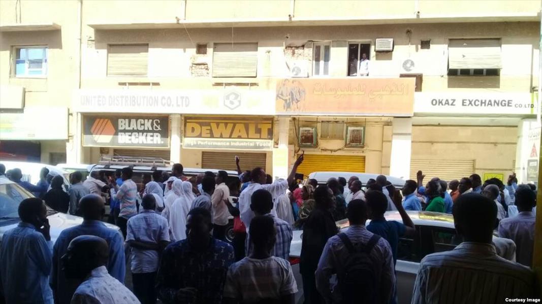 الشرطة السودانية تطلق قنابل مسيلة للدموع لتفريق محتجين ضد الغلاء