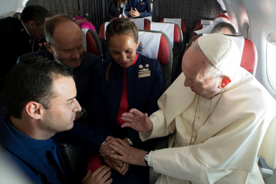 البابا فرنسيس يزوّج شخصين على علو 11 ألف متر