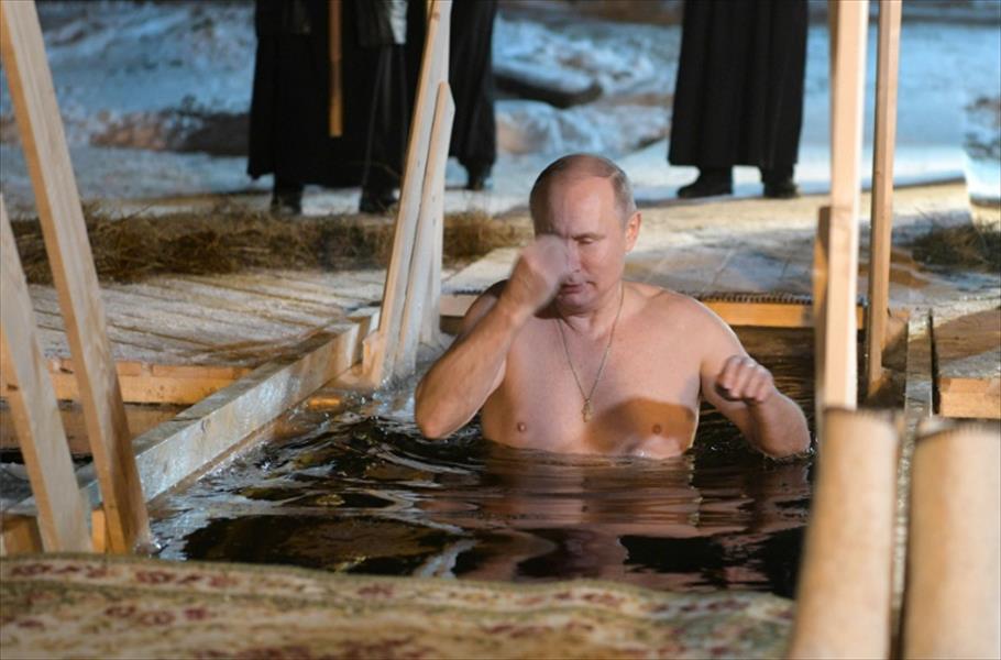 بمناسبة عيد «الغطاس» الرئيس الروسي يغوص في المياه الجليدية