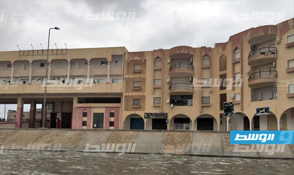 بالصور: أمطار غزيرة في طبرق تتسبب في إغلاق شوارع رئيسية بالمدينة