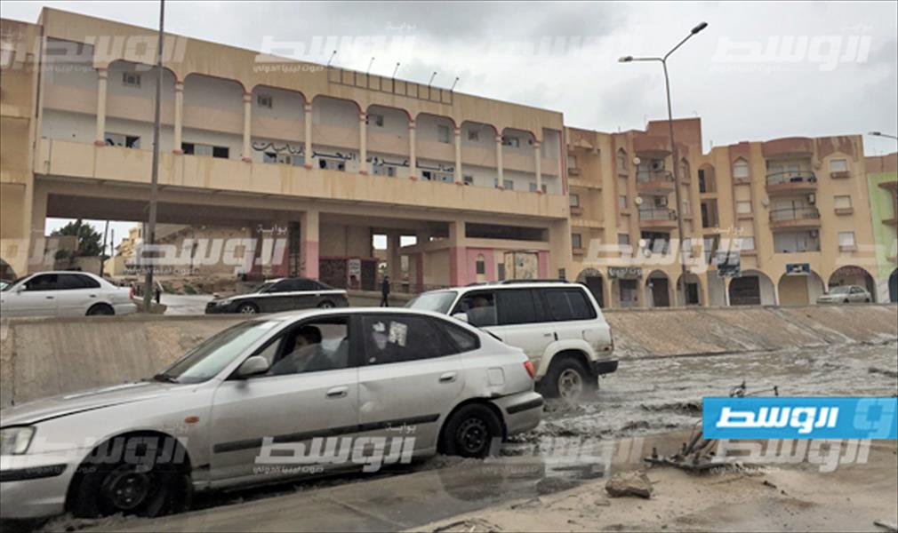 بالصور: أمطار غزيرة في طبرق تتسبب في إغلاق شوارع رئيسية بالمدينة