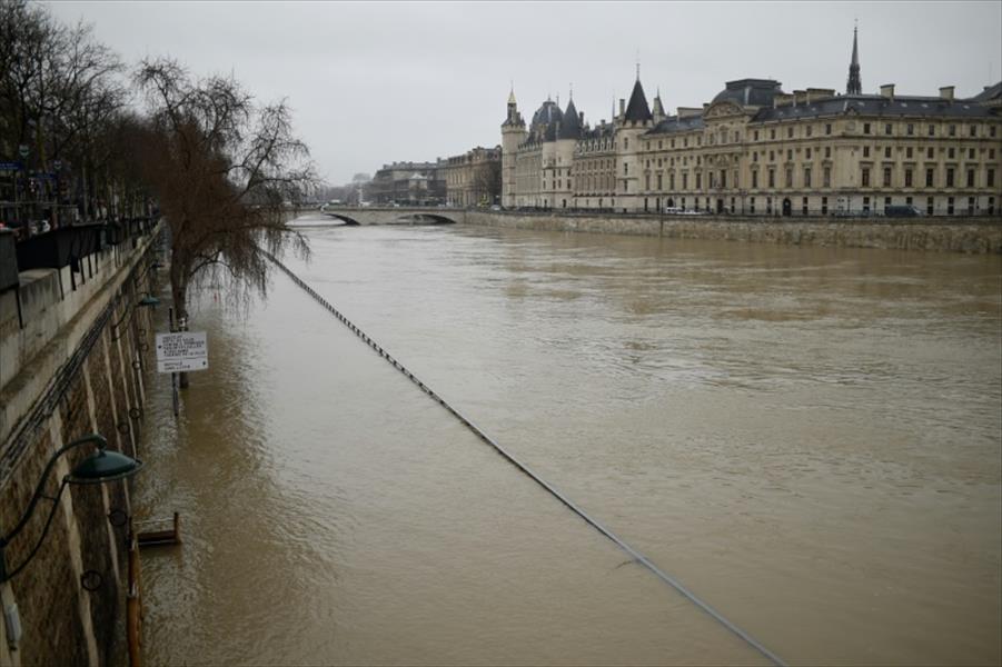 شوارع وسط باريس تغرق في مياه الأمطار