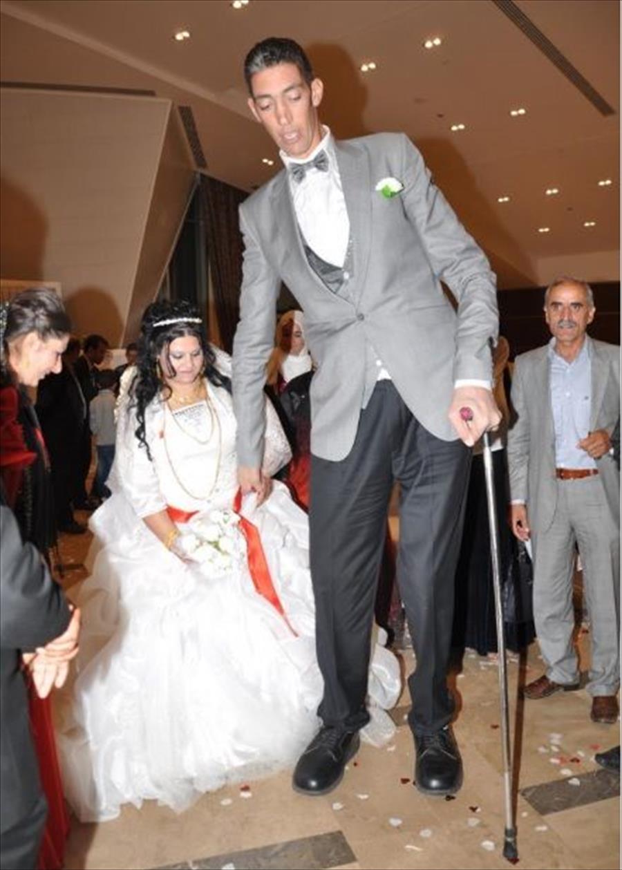 أطول رجل في العالم يصل إلى مصر