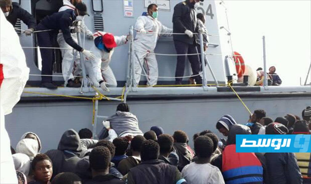 البحرية الليبية تنقذ 121 مهاجرًا غير شرعي قبالة طرابلس
