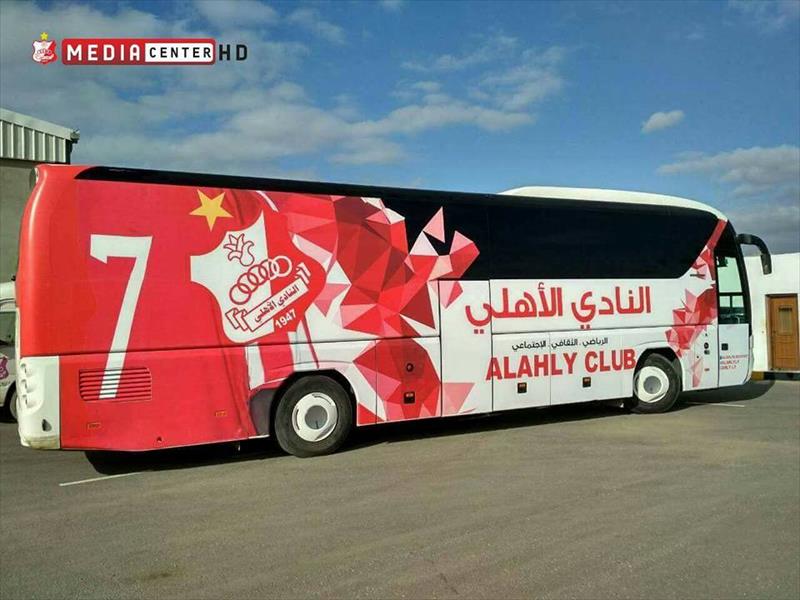 أهلي بنغازي يعرض حافلته الجديدة والجماهير تنقسم حول «7 و 21»