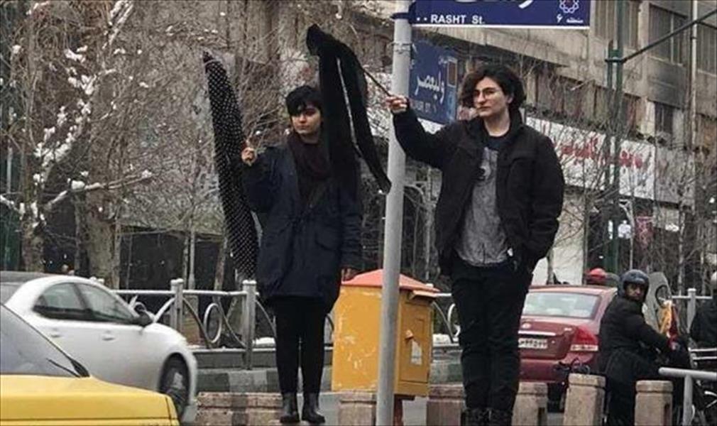 توقيف 30 امرأة كشفن رؤوسهن في مكان عام بإيران