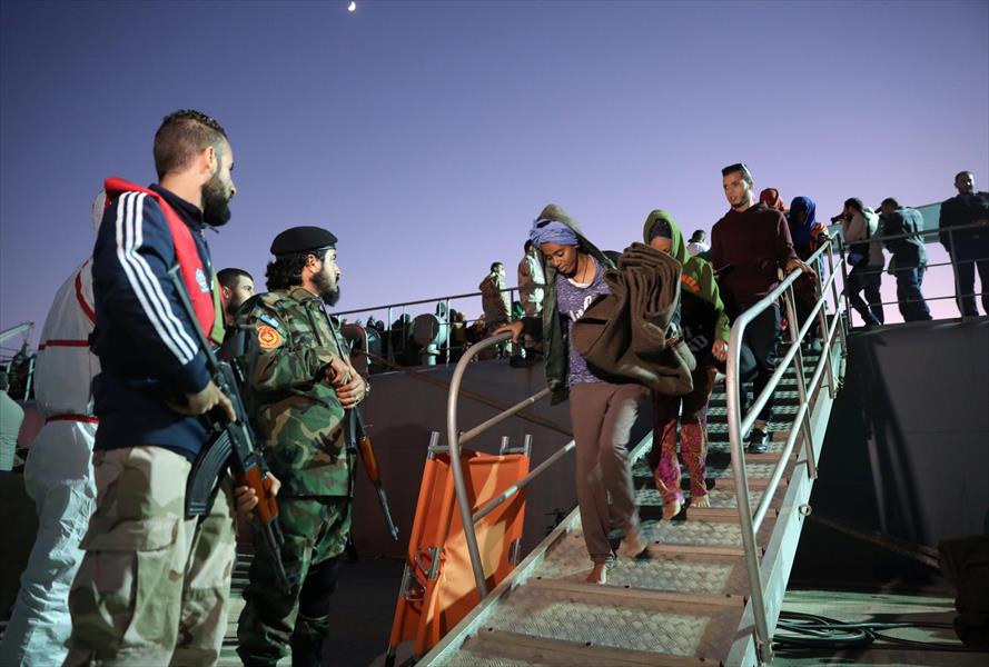 «مفوضية اللاجئين» ترحل 674 مهاجرًا من ليبيا خلال سبعة أيام