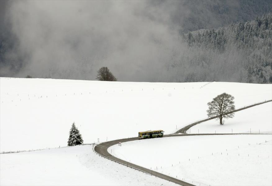 توقيف حافلة في سويسرا مغطاة بـ1,6 طن من الثلج