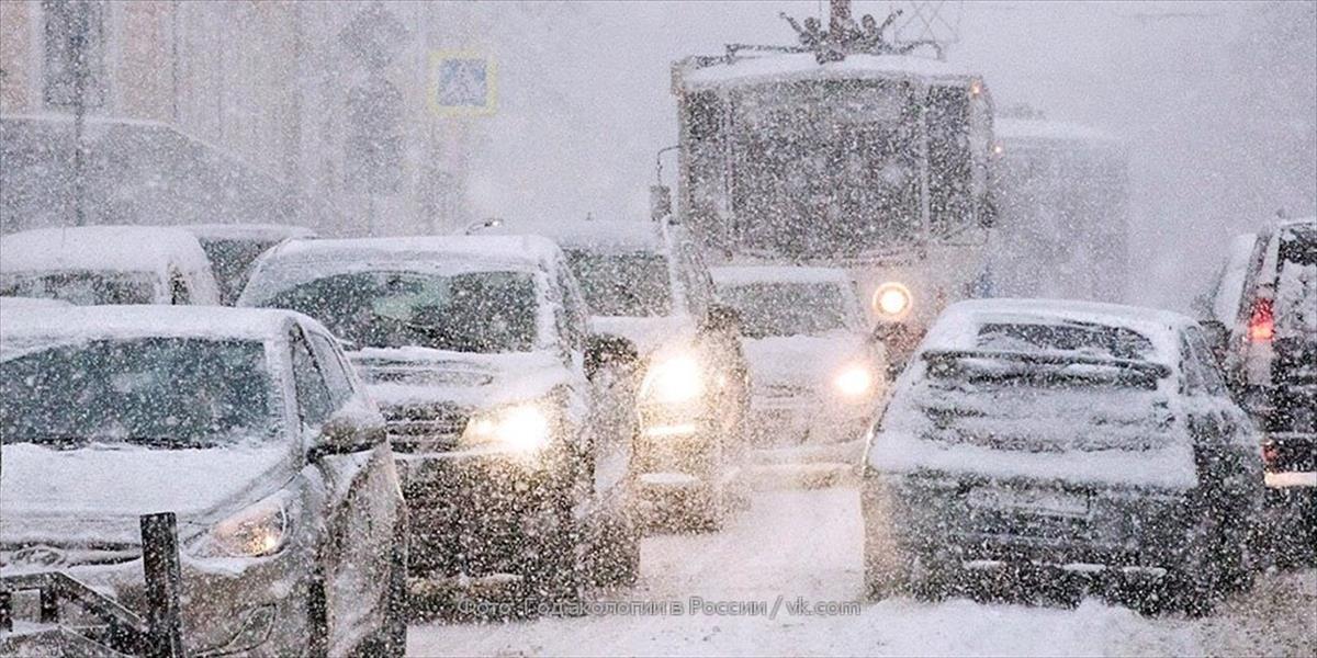 بالصور: الأبيض يغطي موسكو وأكوام الثلوج تبلغ مستويات قياسية