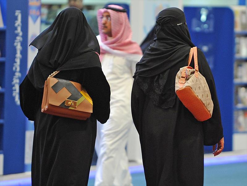 عضو هيئة «كبار العلماء» بالسعودية: المرأة ملزمة بستر نفسها وليس بارتداء العباءة