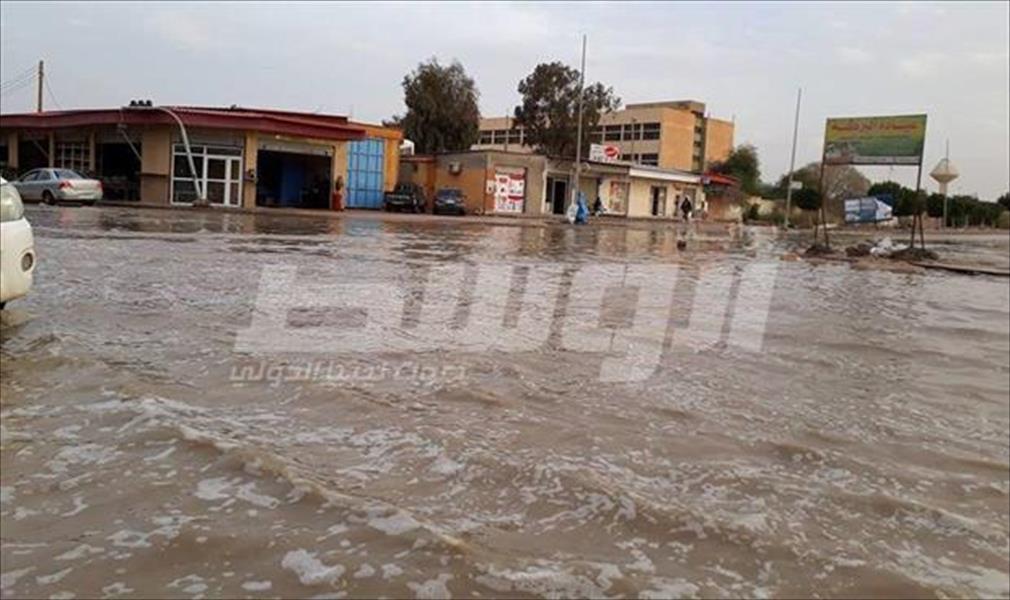 برك مياه واختناقات مرورية في شوارع بني وليد بسبب تساقط الأمطار