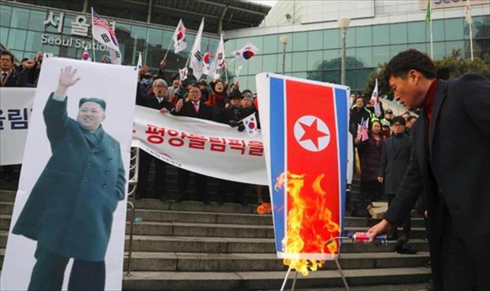 متظاهرون كوريون جنوبيون يحرقون علم كوريا الشمالية في سول