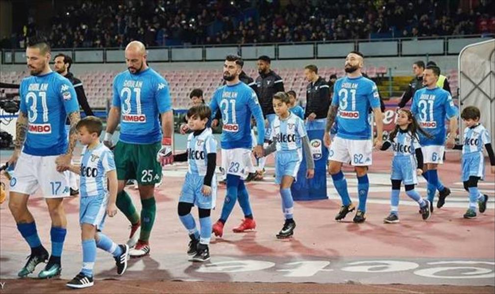 لاعبو نابولي يدعمون الجزائري غلام بقميص مقلوب و«31»