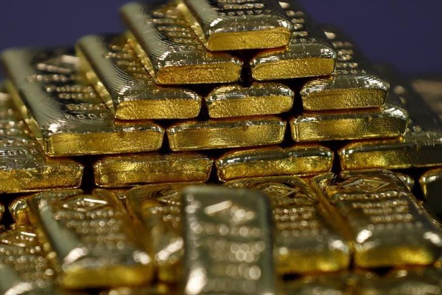 الذهب يرتفع مع تراجع الدولار قبل نشر بيانات أميركية