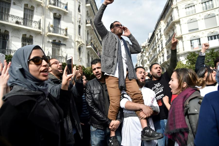 ألف طبيب يتحدون قرارًا يمنع التظاهرات في العاصمة الجزائرية