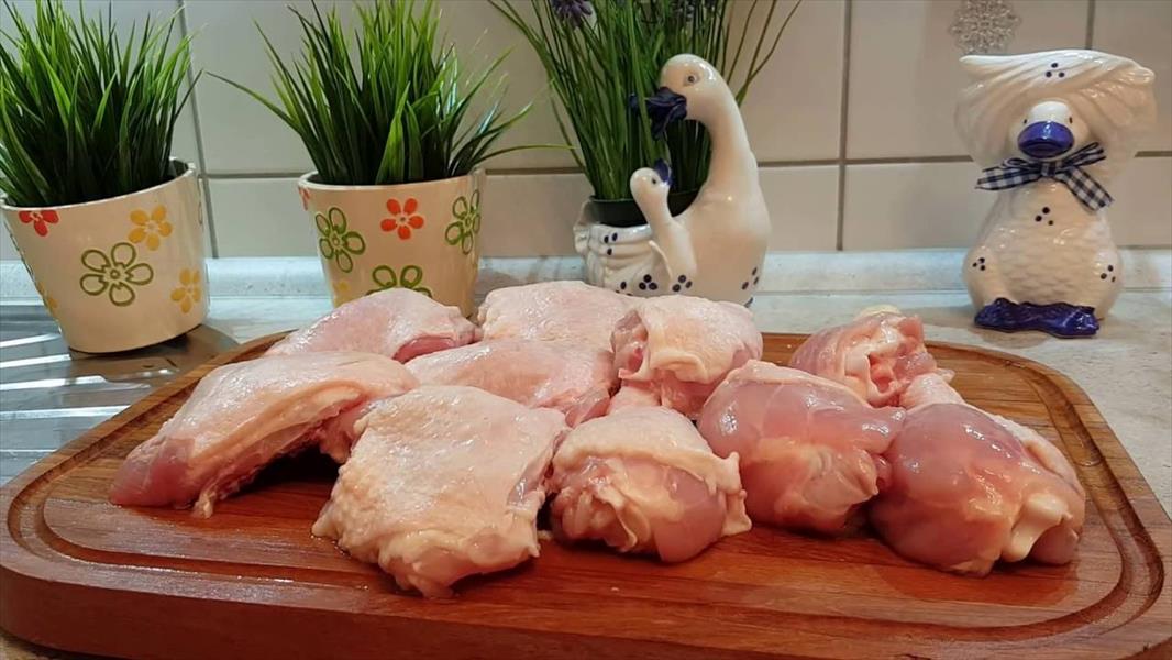 بالفيديو: الطريقة الصحيحة لتنظيف الدجاج