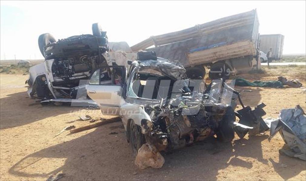 وفاة شخصين في اصطدام سيارة بشاحنة غرب أجدابيا