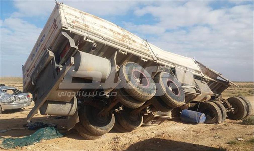 وفاة شخصين في اصطدام سيارة بشاحنة غرب أجدابيا
