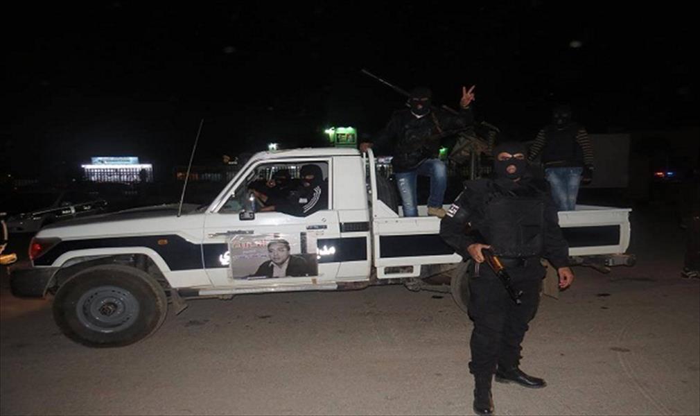 القبض على شخصين مشتبه بهما أثناء مداهمة منزل بالليثي القديم في بنغازي