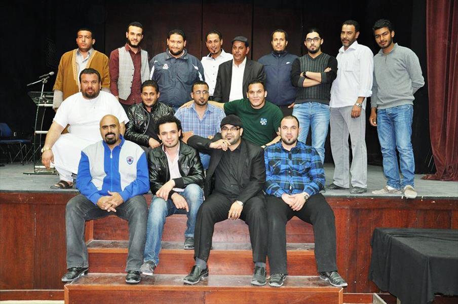 بالصور: الشاعر خالد قشيرة على المسرح الوطني في مصراتة
