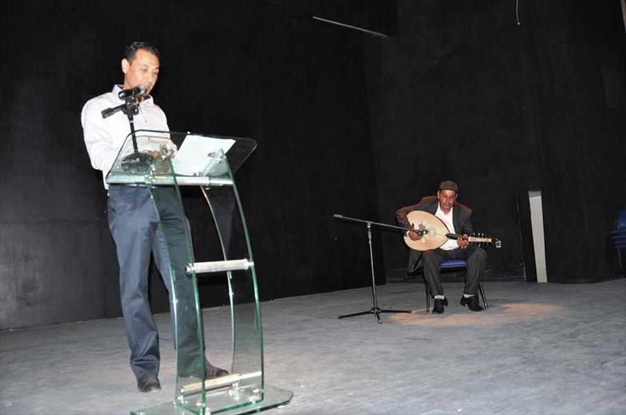 بالصور: الشاعر خالد قشيرة على المسرح الوطني في مصراتة