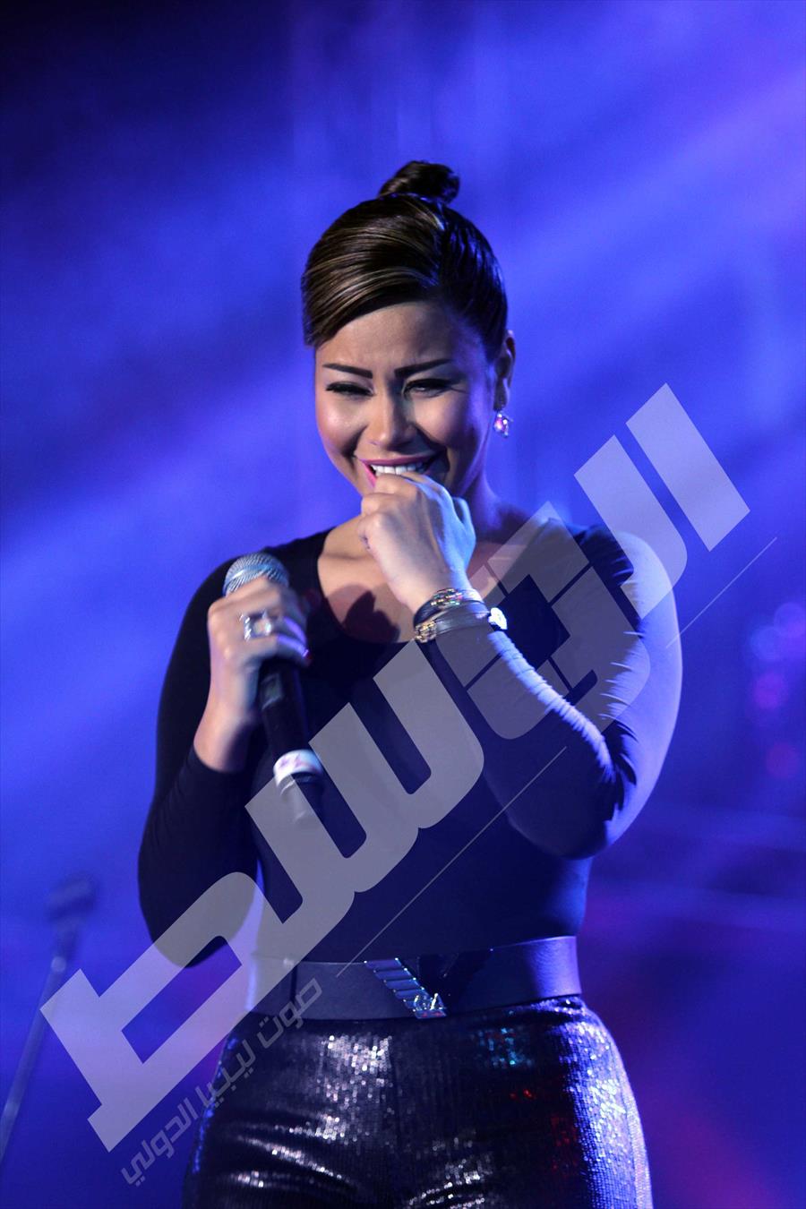 بالصور: شيرين تتألق بالأسود الشفاف في حفل استاد القاهرة