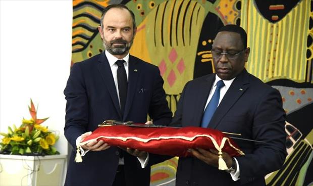 فرنسا تسلم السنغال سيفا مفعما بالتاريخ