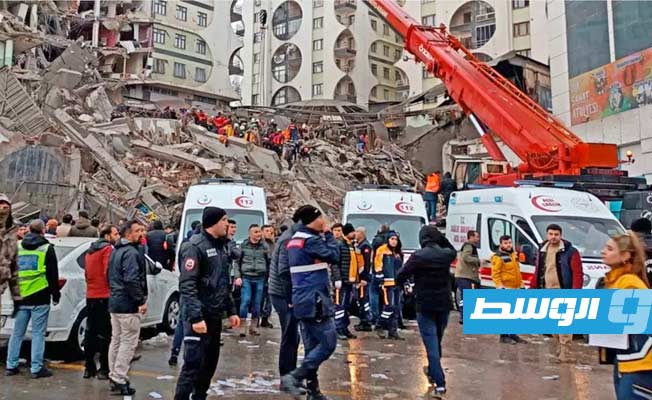 اليونان تقدم «مساعدة فورية» لتركيا إثر الزلزال رغم التوترات بين البلدين الخصمين