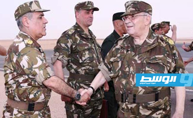قائد الأركان الجزائري يشرف على مناورة عسكرية قرب الحدود الليبية