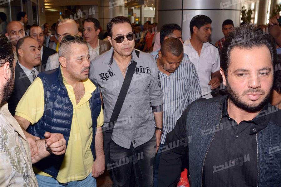بالصور: حكيم يستقبل سلطان الطرب في مطار القاهرة