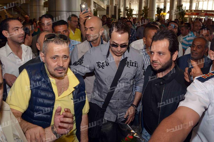 بالصور: حكيم يستقبل "سلطان الطرب" في مطار القاهرة