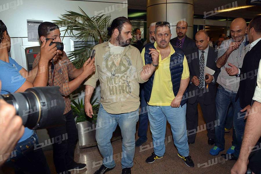 بالصور: حكيم يستقبل "سلطان الطرب" في مطار القاهرة