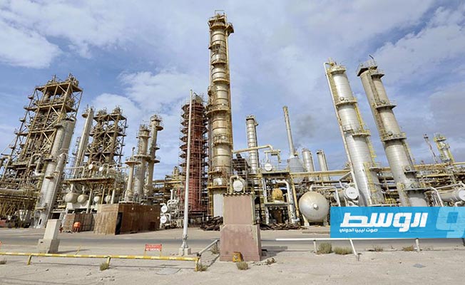 تذبذب أسعار النفط وسط تأثير الصين وإغلاقات الحقول في ليبيا