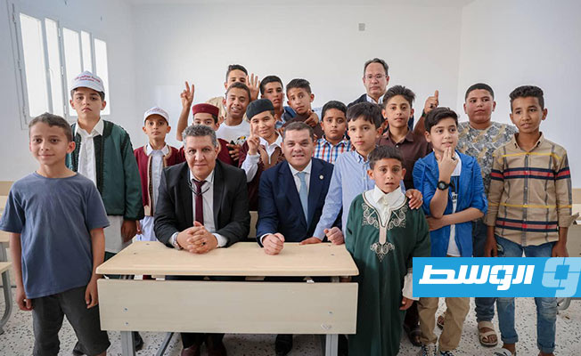 الدبيبة مع طلاب مدرسة جمال عبدالناصر للتعليم الأساسي ببني وليد. (حكومة الوحدة الوطنية)