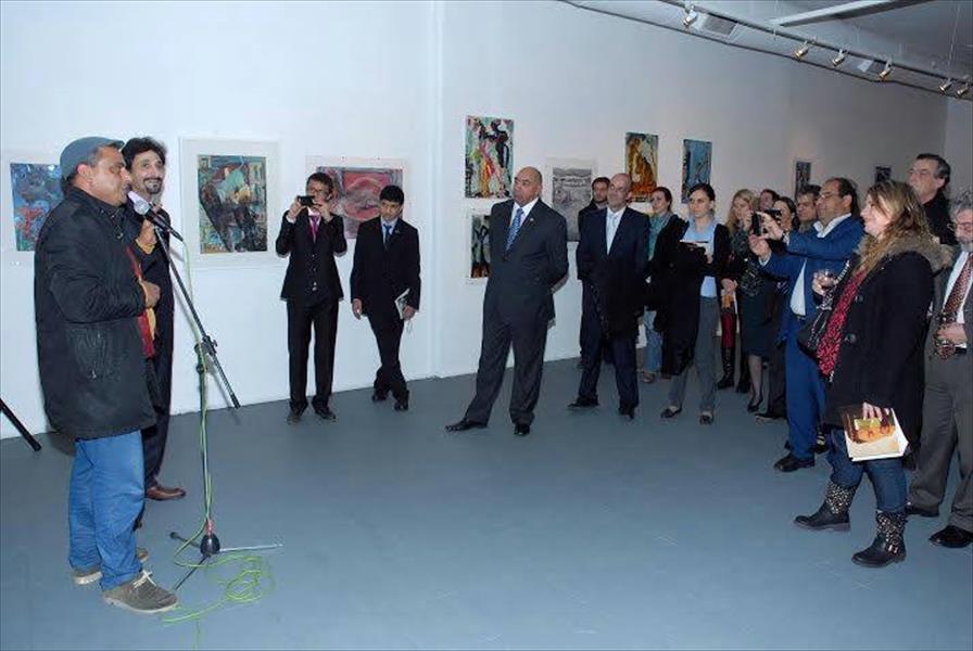 بالصور : الأرجنتين تستضيف معرضًا للفنان الليبي أبوراوي